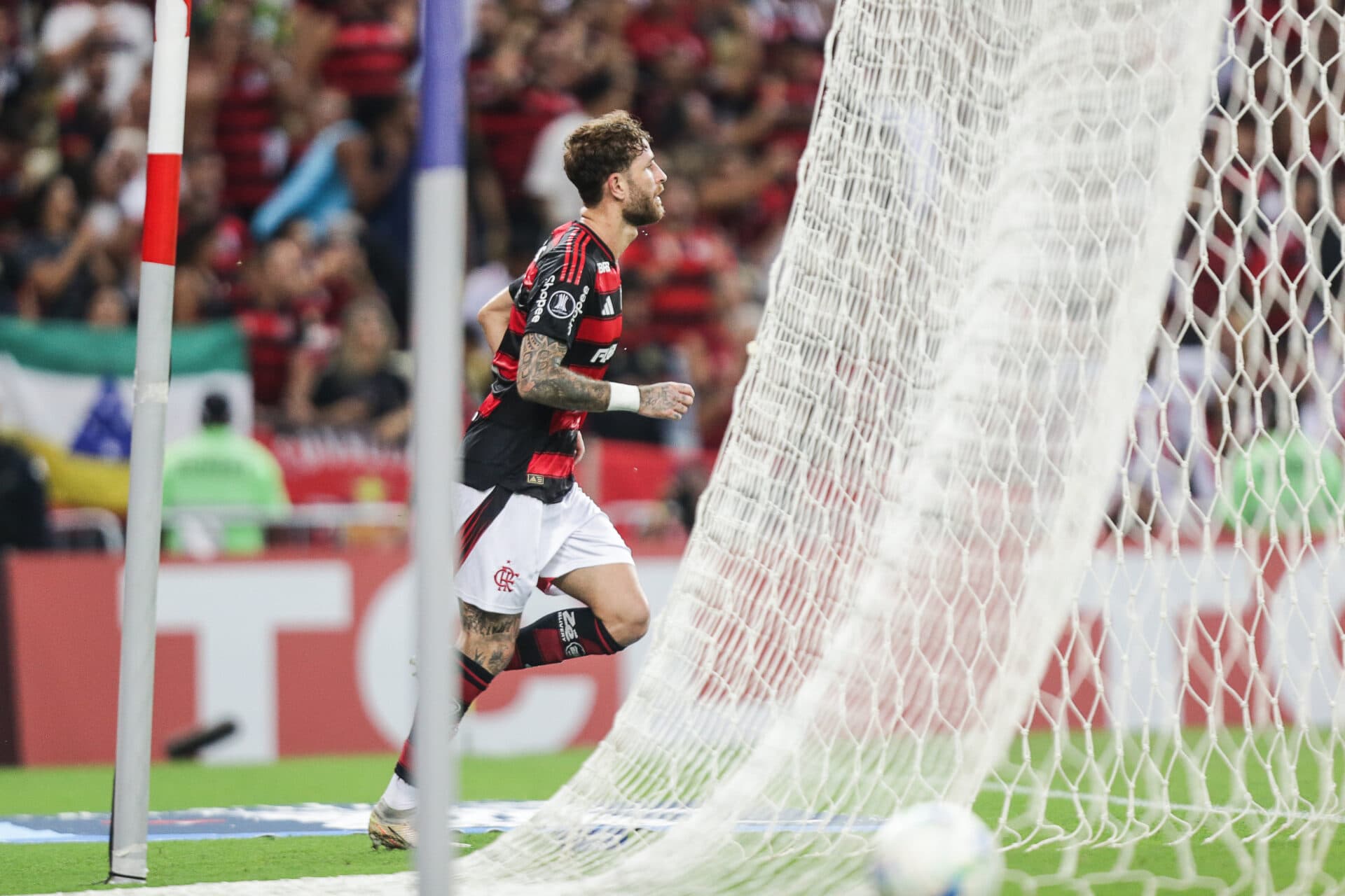 Flamengo supera tensão e Táchira no Maracanã e confirma classificação às oitavas
