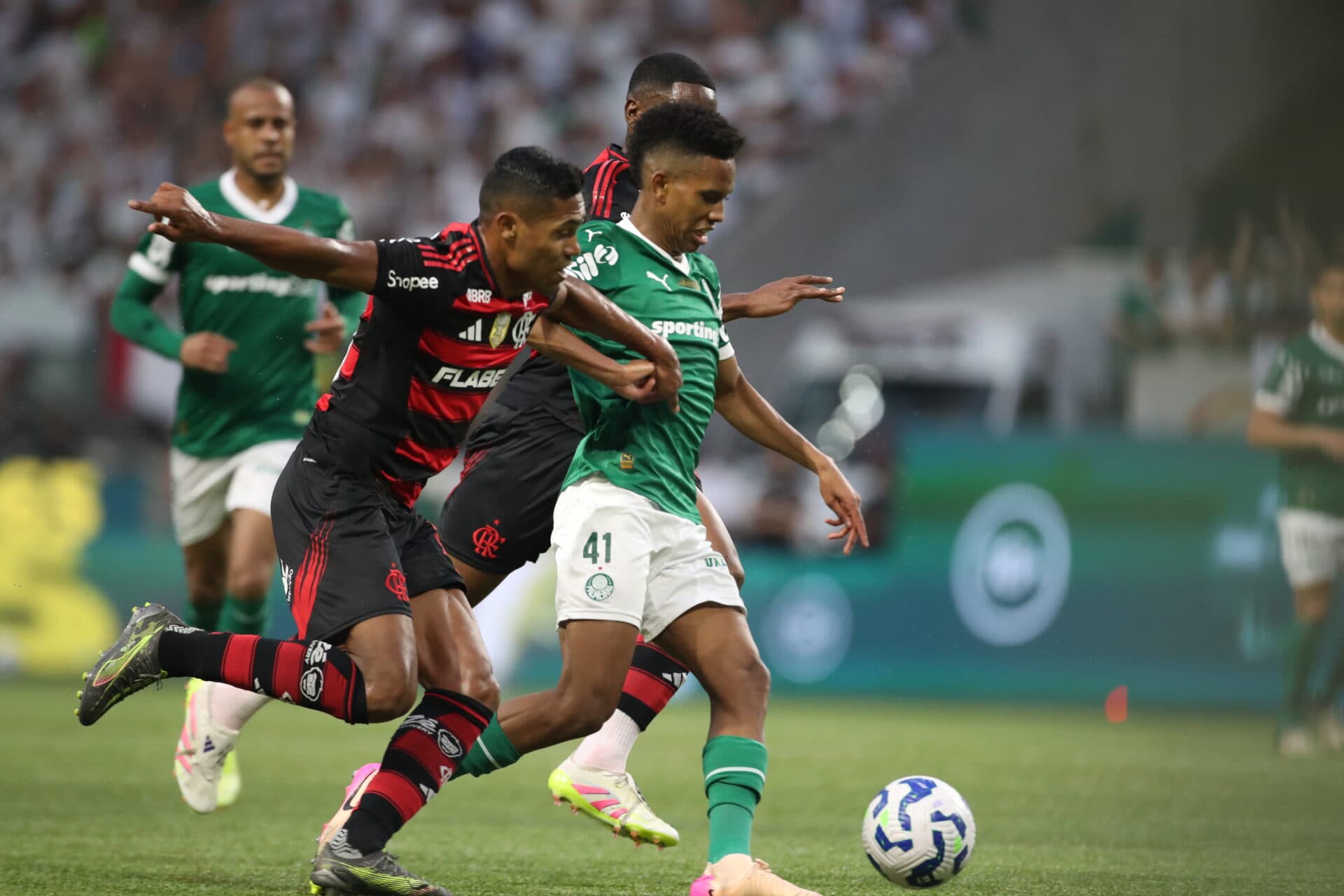 Flamengo vence Palmeiras em confronto direto no Allianz e cola na liderança