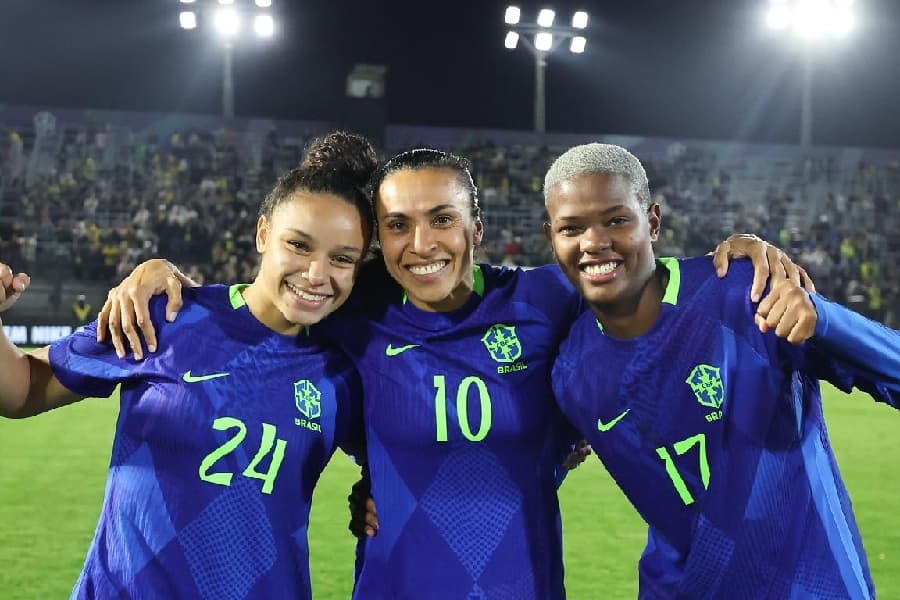 Seleção brasileira feminina entra no top-5 do ranking da Fifa