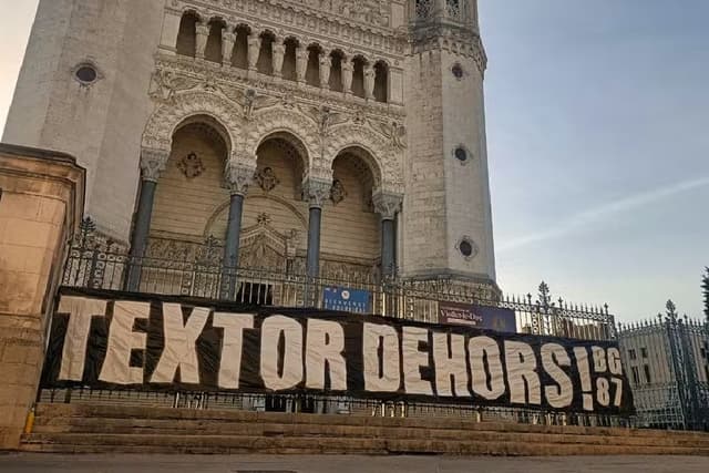 ‘Fora Textor’: torcida do Lyon protesta após rebaixamento