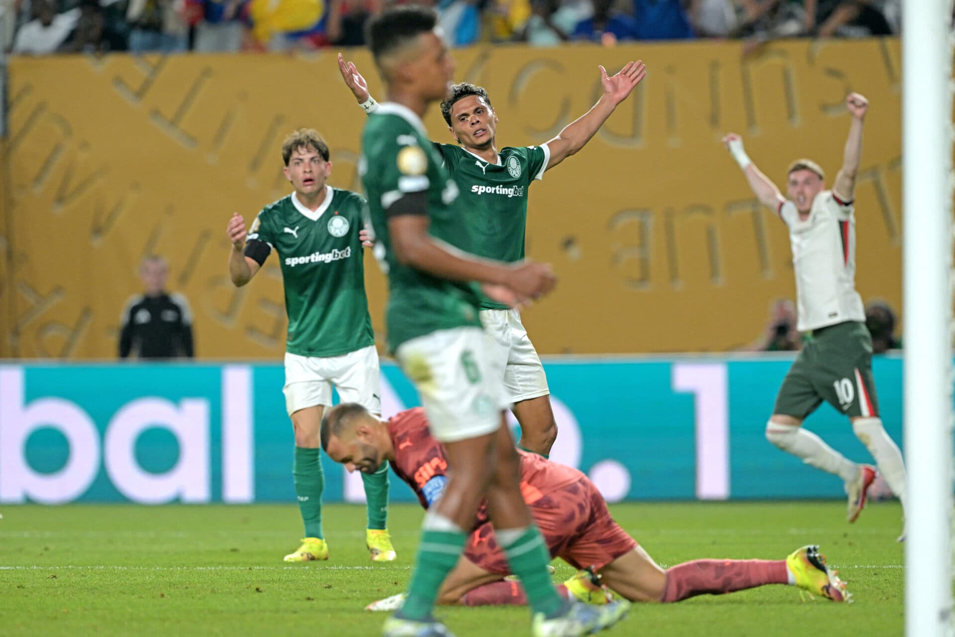 Com gol contra, Palmeiras perde para Chelsea e é eliminado do Mundial