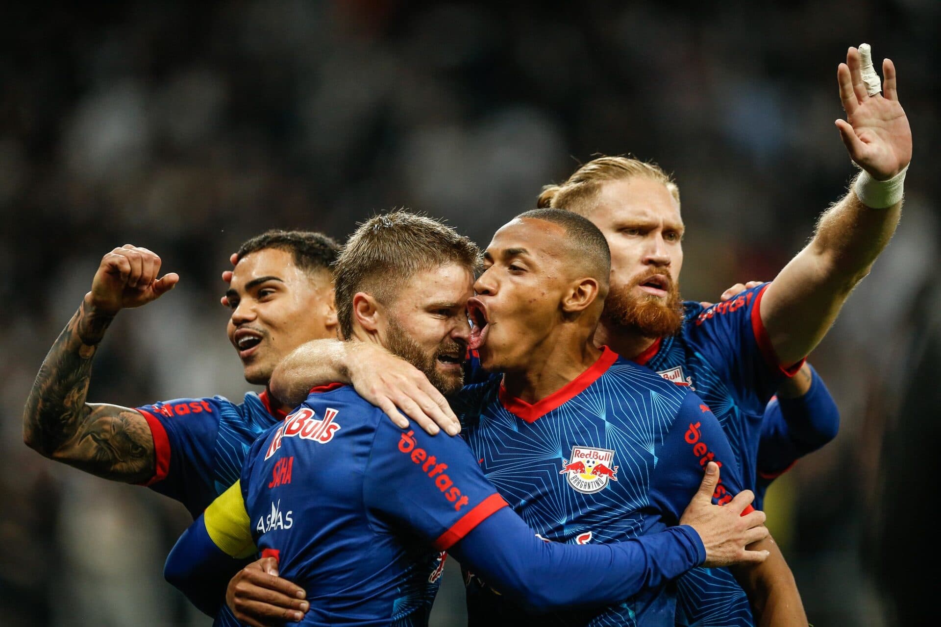 Red Bull Bragantino marca no fim e vence Corinthians pelo Brasileirão