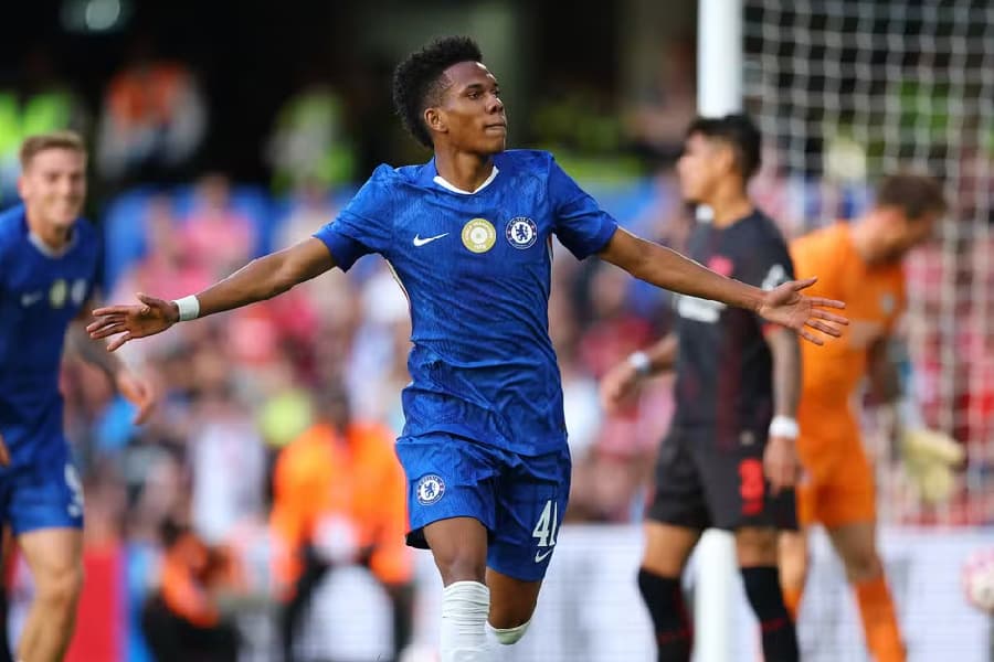 Estêvão, ex-Palmeiras, marca em estreia pelo Chelsea