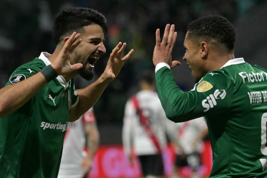 Vitor Roque e Flaco López brilham, Palmeiras bate River e avança às semis