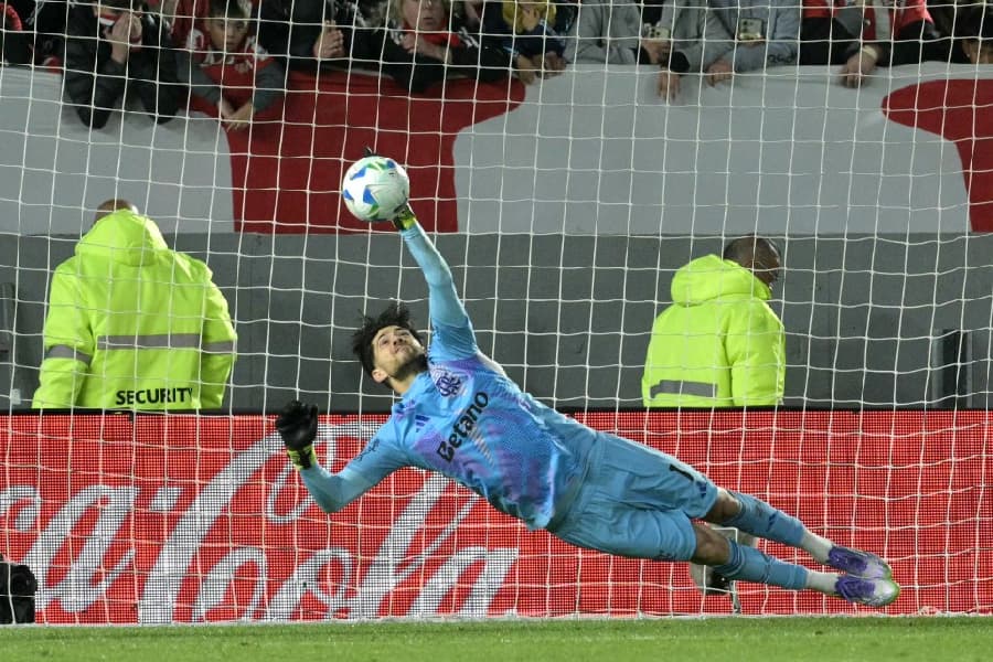 Rossi brilha nos pênaltis e classifica Flamengo para semifinais