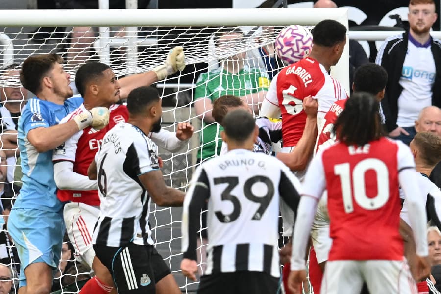 Gabriel Magalhães vira herói e Arsenal bate Newcastle com gol no fim