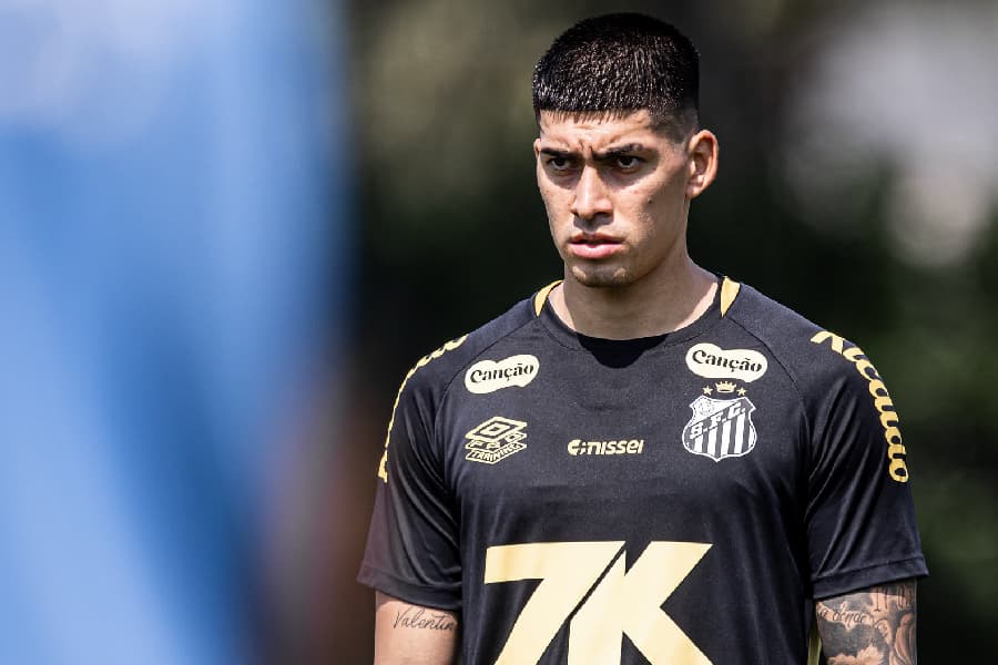 Adonis Frías: quem é o zagueiro argentino que deve estrear pelo Santos