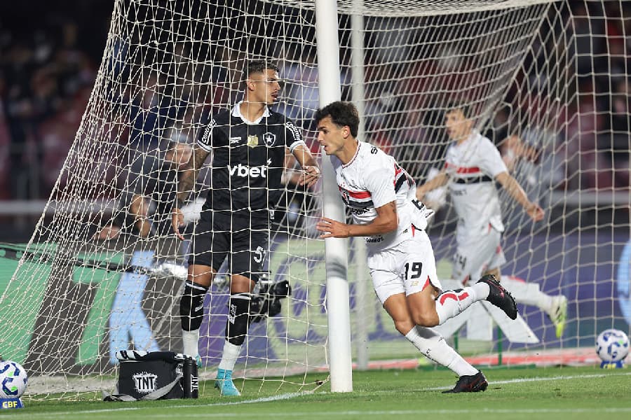 Dinenno encerra jejum e São Paulo vence o Botafogo