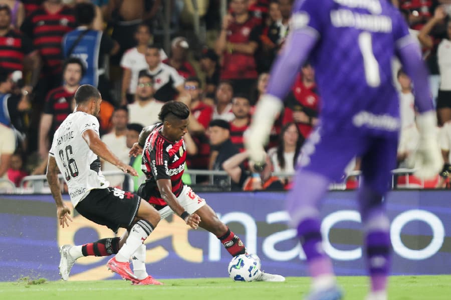 Em clássico de chances perdidas, Flamengo e Vasco empatam no Maracanã