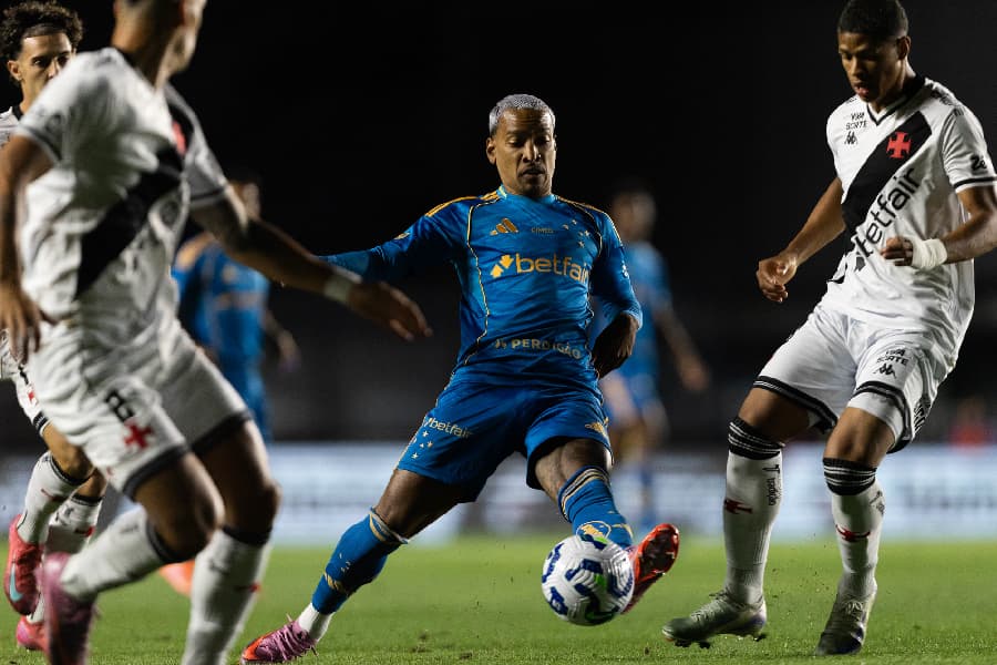 Vasco vence em casa e complica Cruzeiro na briga pelo topo