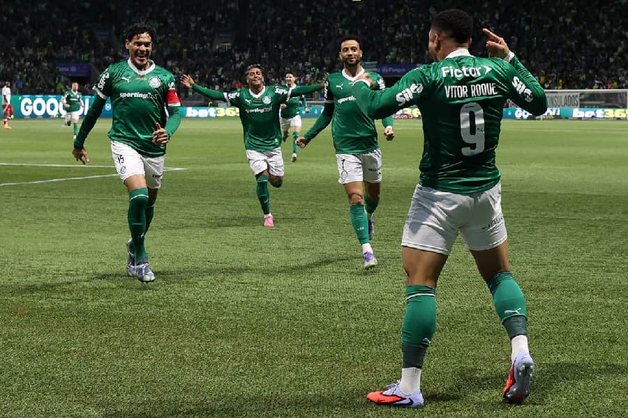 Vitor Roque faz três, Palmeiras atropela Inter e assume vice-liderança