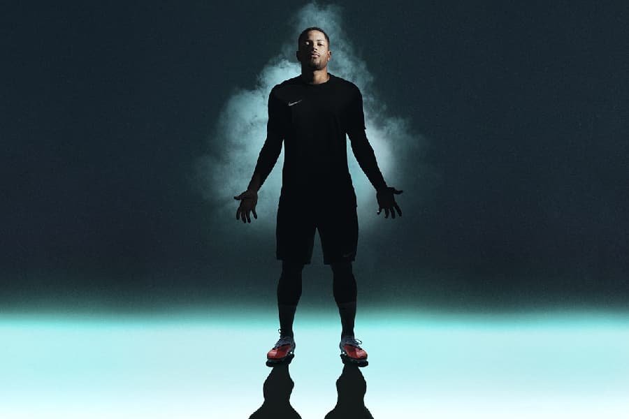 Vitor Roque estrela campanha de nova chuteira da Nike