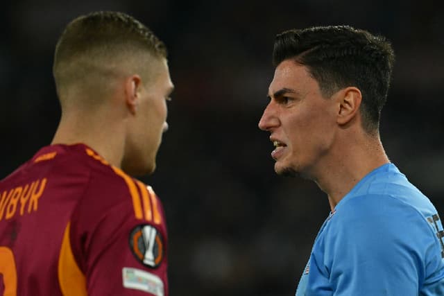 Ozer defende três pênaltis e garante vitória do Lille sobre a Roma