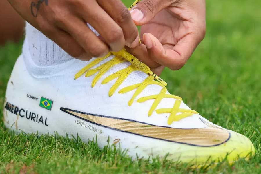 Seleção brasileira homenageia campeãs da Copa América com chuteiras douradas