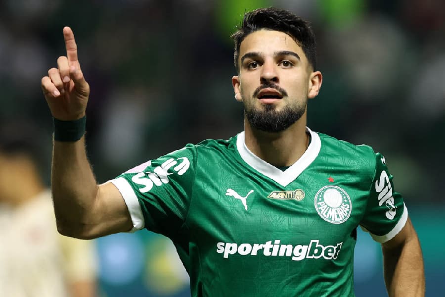 De virada, Palmeiras vence Choque-Rei polêmico e é líder