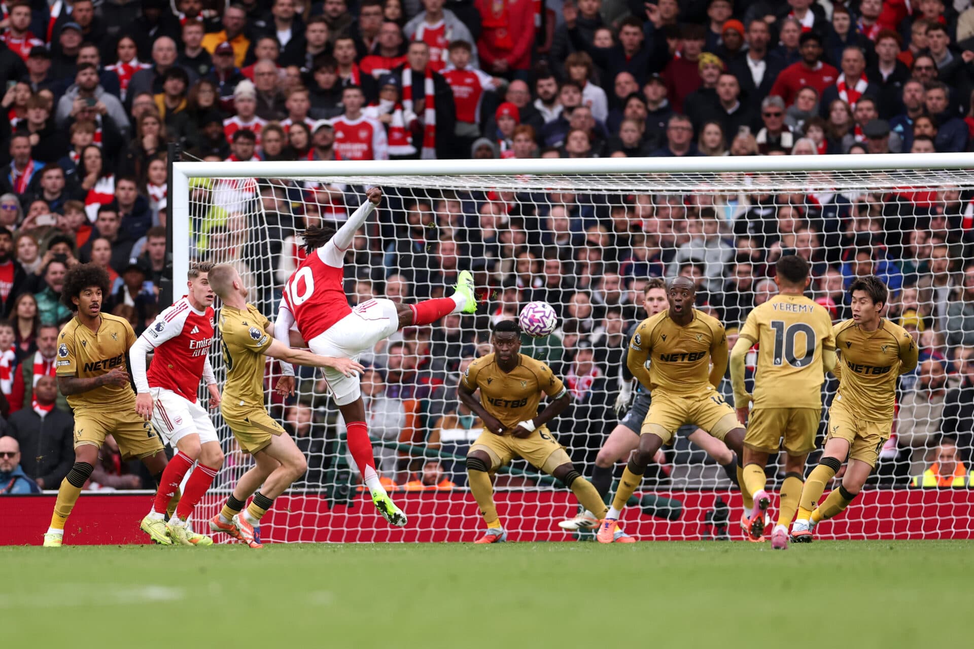 Com ‘Lei do Eze’, Arsenal bate Crystal Palace e dispara na ponta da Premier