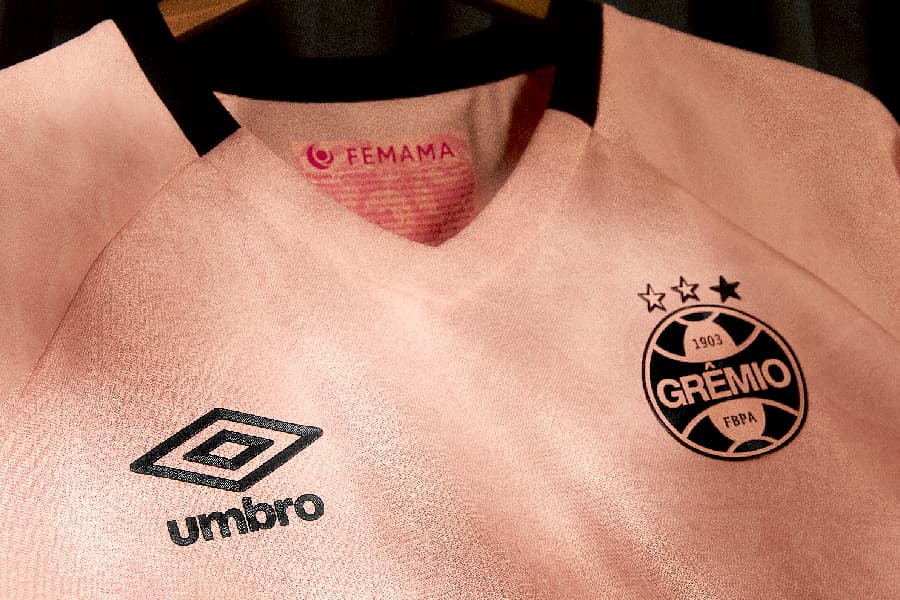 Umbro apresenta camisas do Outubro Rosa para 2025