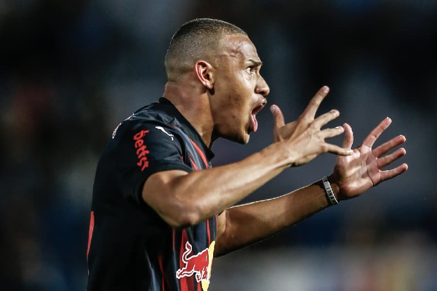 Com VAR polêmico e gol no último lance, Bragantino supera muralha do Grêmio