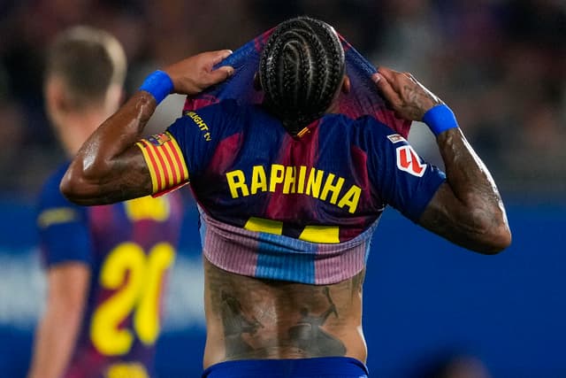 Raphinha sente nova lesão e desfalca Barcelona contra Real Madrid