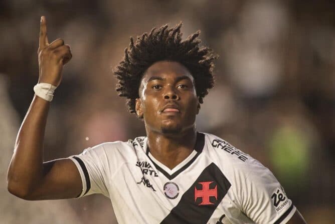 Em jogo movimentado, Vasco vence Vitória no apagar das luzes