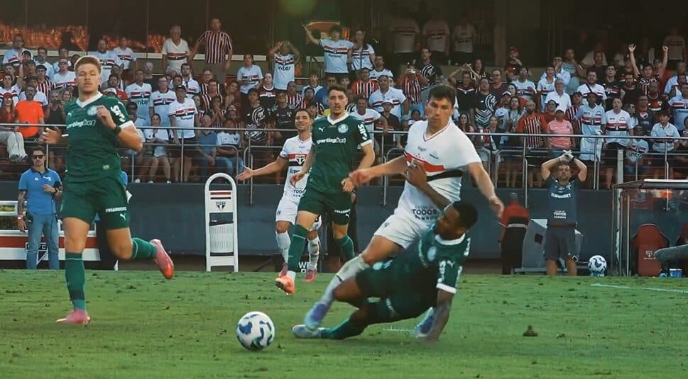 ‘Escandaloso’: Crespo critica arbitragem de São Paulo e Palmeiras