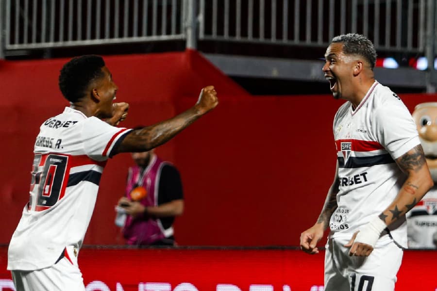 Luciano marca gol de número 100, São Paulo vence o Bahia de Ceni e afasta crise