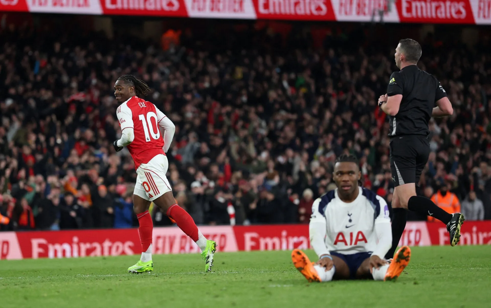 Com hat-trick de Eze, Arsenal goleia Tottenham e dispara na liderança