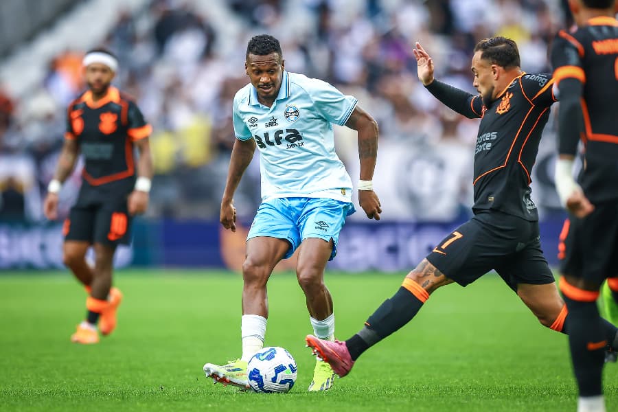 Com gol de Memphis, Corinthians bate Grêmio e sonha com Libertadores