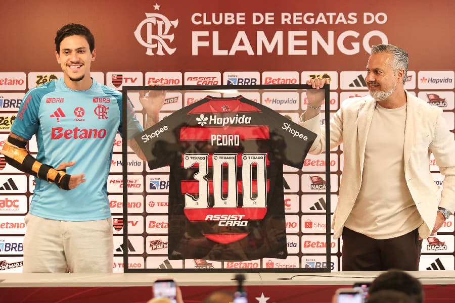 Pedro aparece com braço imobilizado e Fla atualiza situação do atacante