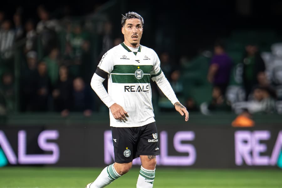 Coritiba garante acesso com empate, mas adia festa do título