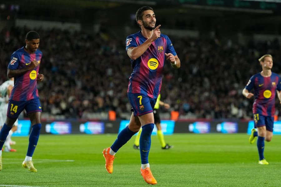 Barcelona vence Elche em jogo movimentado e diminui distância para o líder