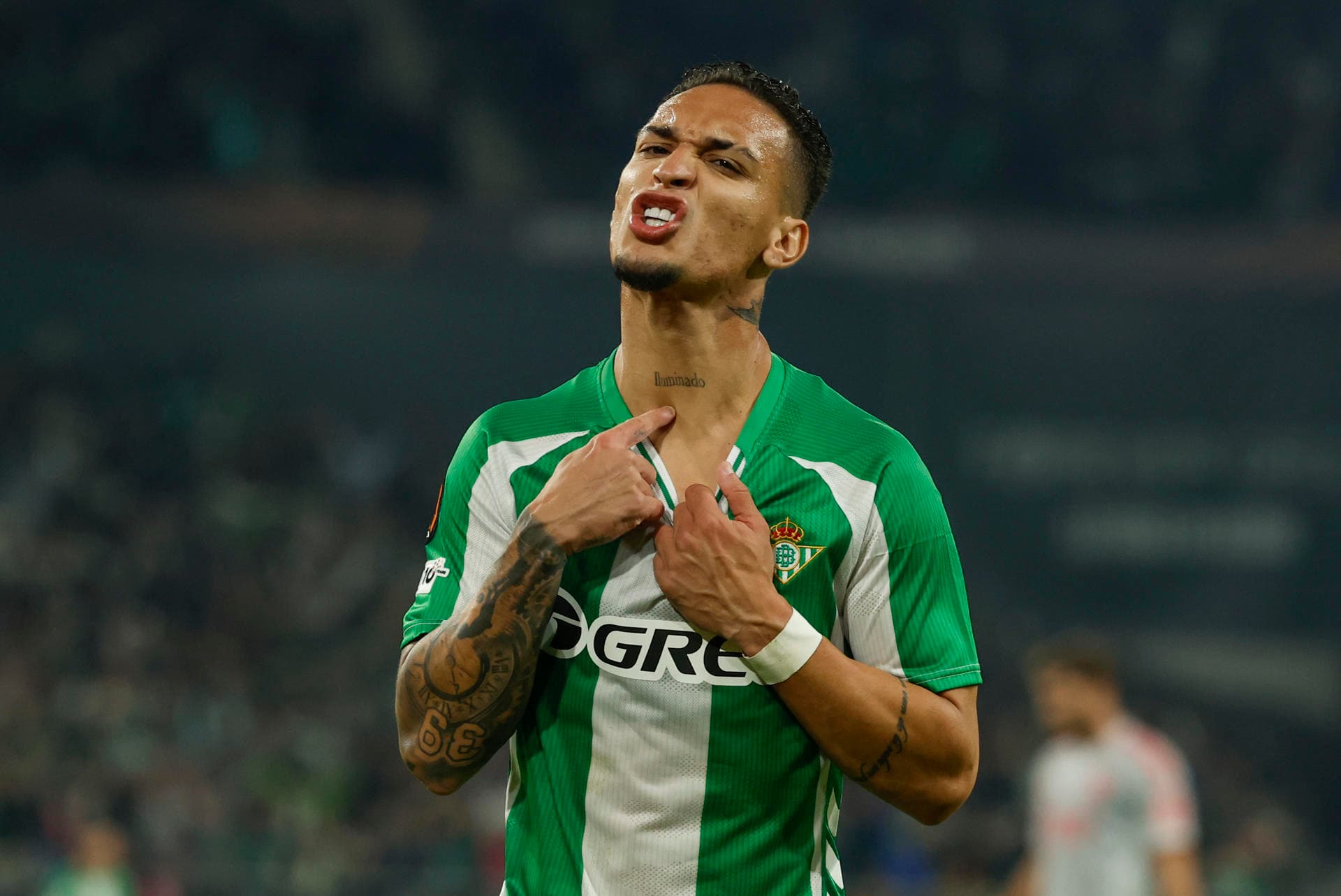 Antony supera Denilson em gols pelo Bétis com 160 jogos a menos