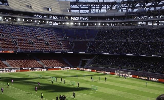 Camp Nou volta a receber torcida após mais de dois anos