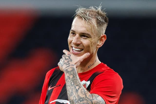 Róger Guedes brilha no futebol árabe e chama a atenção de europeus