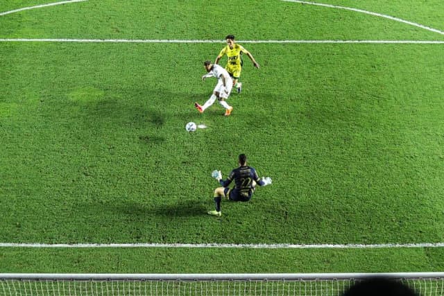 De herói a vilão: Neymar marca, mas comete pênalti em empate com Mirassol